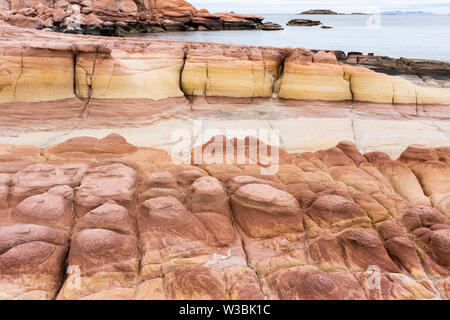 Red Rock Formation auf leeren Strand in Baja California, Mexiko Stockfoto