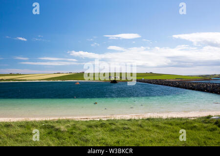 Sperrschiffe und das Churchill Barrieren zwischen South Ronaldsay, Burray in der Orkney Inseln, Schottland, Großbritannien. Stockfoto