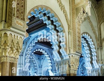Die Decken des König Hassan II.-Moschee in Casablanca, Marokko sind mit dekorativen Bögen in einem traditionellen islamischen Stil gefüllt. Stockfoto