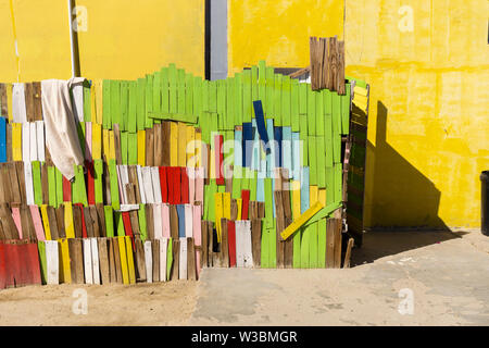 Zaun aus bunten verwittertes Holz Stockfoto