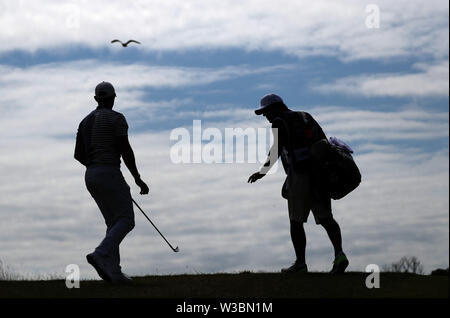 Von Nordirland Rory McIlroy und seinem caddie in der 8. Bohrung während Tag vier der Aberdeen Standard Investitionen Scottish Open im Renaissance Club, North Berwick. Stockfoto