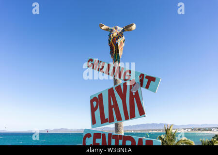 Bemalte Kuh Schädel auf einem Hinweisschild zum Strand Stockfoto