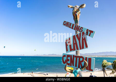 Chillen am Strand Schild mit einem Totenkopf auf der Oberseite Stockfoto