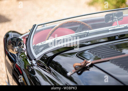 Schwarz 1955 Austin Healey 100m an Autofest, Winchester Auto Scheune, Sutton Scotney, Hampshire, Großbritannien Stockfoto