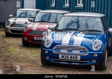 Rot, Weiß und Blau Minis an Autofest, Winchester Auto Scheune, Sutton Scotney, Hampshire, Großbritannien Stockfoto