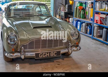 Aston Martin DB5 Vantage im Workshop bei Autofest, Winchester Auto Scheune, Sutton Scotney, Hampshire, Großbritannien Stockfoto