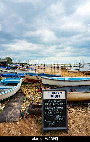 Orford Fischerboote, Sommer, Fisch, der für den Verkauf Stockfoto