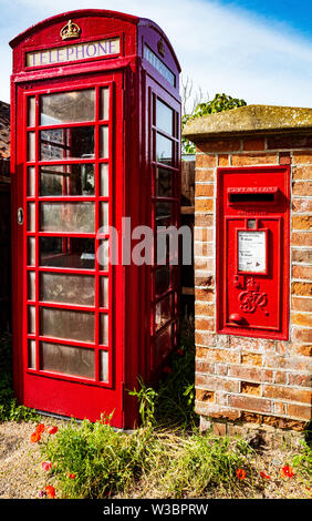 Rote Telefonzelle, roten Briefkasten, ländlichen Suffolk Stockfoto