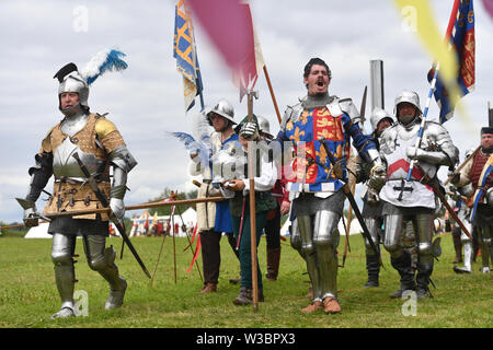 Mittelalterliche re-renactors Bühne sind Nachstellung der Schlacht von Tewkesbury während der mittelalterlichen Festival in Tewkesbury Tewkesbury Schlachtfeld in Gloucestershire. Stockfoto