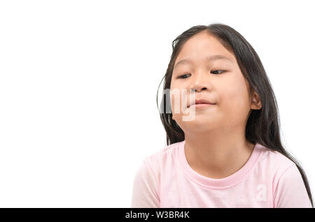 Kid asiatischen Mädchen Gesichtsausdruck Neid, Eifersucht isoliert weißer Hintergrund negativen menschlichen Emotionen Mimik, Körpersprache Stockfoto