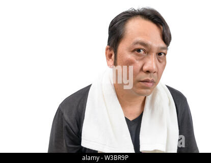 Asiatischer Mann mittleren Alters mit melasma oder Fehl und braunen Flecken auf den Wangen. skincare oder Schönheit Produktkonzept. Stockfoto