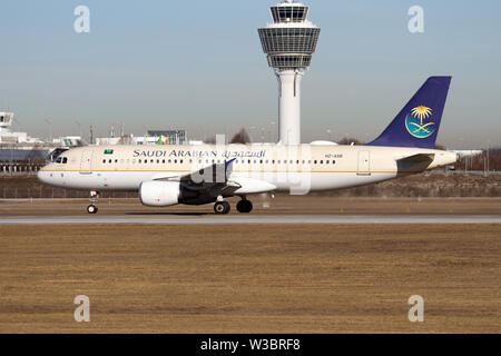 München, Deutschland. 17 Feb, 2019. Ein Saudi Arabian Airlines Airbus 320 auf der Start- und Landebahn am Flughafen München. Credit: Fabrizio Gandolfo/SOPA Images/ZUMA Draht/Alamy leben Nachrichten Stockfoto