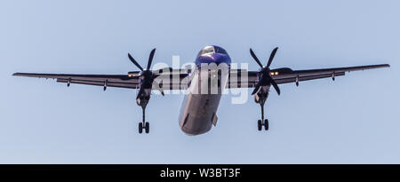 De Havilland Canada DHC -8-400 über in Cardiff Flughafen zu landen. Serien-nr. G-JEDW geflogen von FlyBe. Stockfoto