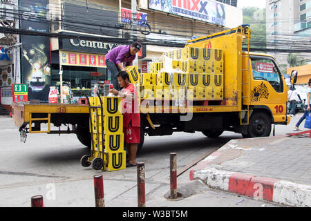 PATTAYA, THAILAND, 29.April 2018, Bier Lkw auf der Straße, Pattaya Stockfoto