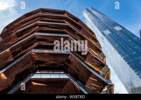 Schiff. Treppen, lackierte Stahlrahmen, neues Wahrzeichen in Hudson Yards, New York City - Bild Stockfoto