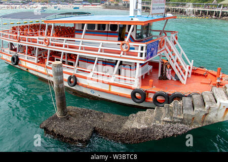 PATTAYA, THAILAND, 29.April 2018, ein leeres Schiff am Hafen. Passagiere am Pier. Stockfoto