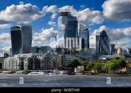 Tower Pier mit Ausflugsschiffen auf der Themse Financial District Wolkenkratzer Walkie Talkie Cheesegrater Skalpell und The Gherkin London England Stockfoto