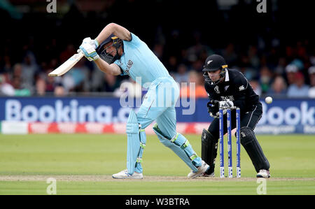 England's Jos Buttler in schlagende Aktion während der ICC-WM-Finale auf Lord's, London. Stockfoto