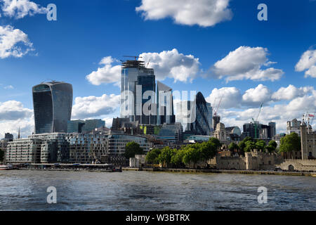 Tower Pier und Tower von London auf der Themse und dem Finanzviertel Wolkenkratzer Walkie Talkie Cheesegrater Skalpell Gherkin London England Stockfoto