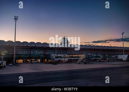 Das Gebäude des Terminals an Adolfo Suárez von Madrid - dem Barajas Flughafen in Spanien Stockfoto