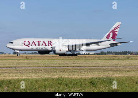 Qatar Cargo Boeing 777F mit der Registrierung einen 7-BFO auf auf Start- und Landebahn 36L (Polderbaan) der Flughafen Amsterdam Schiphol. Stockfoto