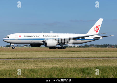 Air China Cargo Boeing 777F mit der Registrierung B-2093 auf auf Start- und Landebahn 36L (Polderbaan) der Flughafen Amsterdam Schiphol. Stockfoto