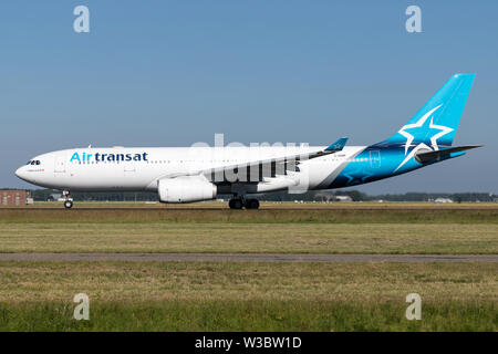 Canadian Air Transat Airbus A330-200 mit der Registrierung C-GUBF auf auf Start- und Landebahn 36L (Polderbaan) der Flughafen Amsterdam Schiphol. Stockfoto