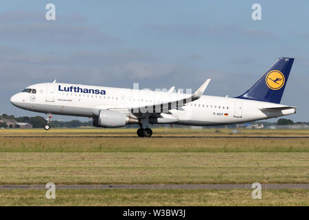 Deutsche Lufthansa Airbus A320-200 mit der Registrierung D-AIUT die Startbahn 36L (Polderbaan) der Flughafen Amsterdam Schiphol. Stockfoto