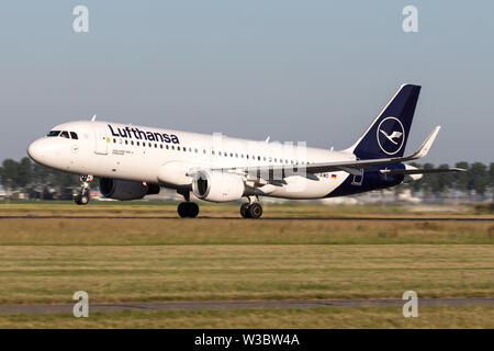 Deutsche Lufthansa Airbus A320-200 mit der Registrierung D-AIWD die Startbahn 36L (Polderbaan) der Flughafen Amsterdam Schiphol. Stockfoto