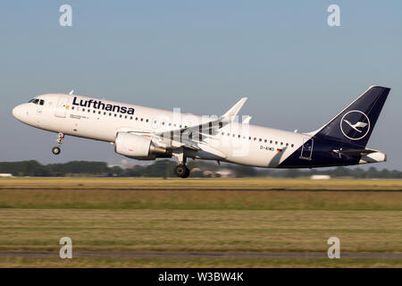 Deutsche Lufthansa Airbus A320-200 mit der Registrierung D-AIWD die Startbahn 36L (Polderbaan) der Flughafen Amsterdam Schiphol. Stockfoto