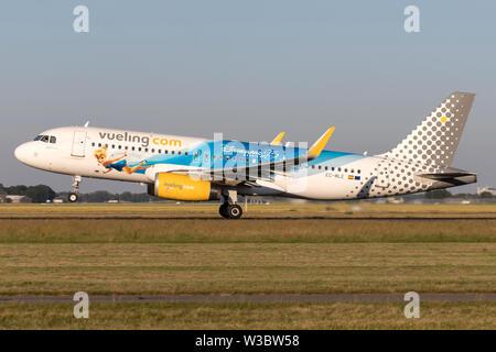 Spanisch Vueling Airbus A320-200 mit der Registrierung EG-MLE in speziellen Disneyland Paris Livree, die Startbahn 36L von Amsterdam Airport Schiphol. Stockfoto