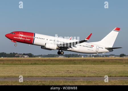 Norwegian Air International Boeing 737-800 mit Registration EI-FHL, die Startbahn 36L (Polderbaan) der Flughafen Amsterdam Schiphol. Stockfoto