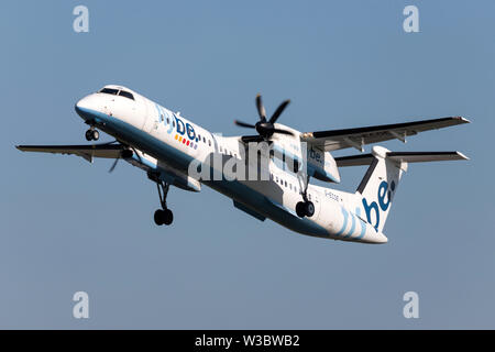 Britische flybe Bombardier DHC -8-400 Dash 8 mit der Registrierung G-ECOE-gerade in der Luft auf dem Amsterdamer Flughafen Schiphol. Stockfoto