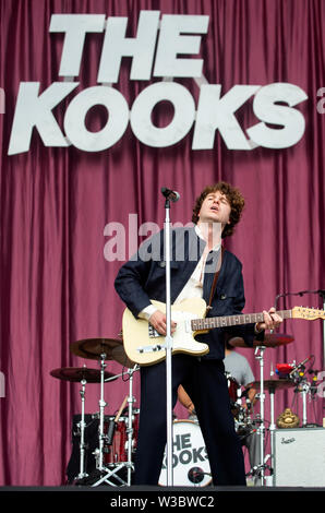 Sänger Luke Pritchard von The Kooks führt auf der Hauptbühne während des TRNSMT Festival in Glasgow Green, Schottland. Stockfoto