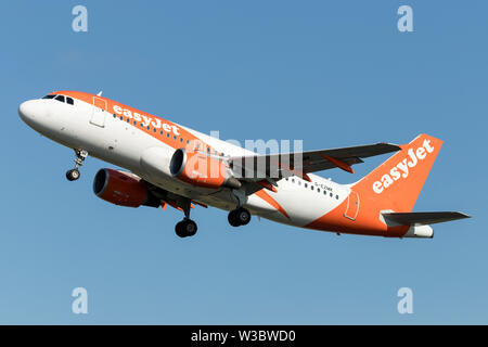 Britische easyJet Airbus A319-100 mit der Registrierung G-EZMK nur Airborne auf dem Amsterdamer Flughafen Schiphol. Stockfoto