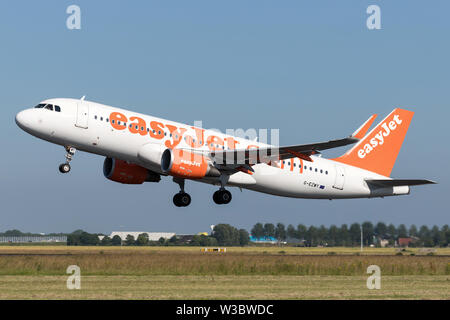Britische easyJet Airbus A320-200 mit der Registrierung G-EZWY die Startbahn 36L (Polderbaan) der Flughafen Amsterdam Schiphol. Stockfoto