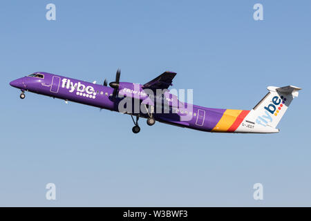 Britische flybe Bombardier DHC -8-400 Dash 8 mit der Registrierung G-JEDT nur Airborne auf dem Amsterdamer Flughafen Schiphol. Stockfoto