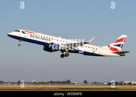 BA Cityflyer Embraer ERJ-190 Mit der Registrierung G-LCYZ die Startbahn 36L (Polderbaan) der Flughafen Amsterdam Schiphol. Stockfoto