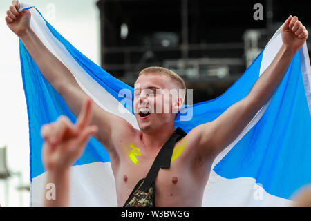 Glasgow, Schottland, Großbritannien. 14. Juli 2019. Tausende von Fans stellte sich heraus auf Glasgow Green, Glasgow, UK in einem heißen Sommer Tag, so dass diese Jahre TRNSMT Festival ausverkauft. Viele der Zuschauer aus allen Teilen des Vereinigten Königreichs gereist und manchmal auch darüber hinaus, nur um die Musik und die Erfahrung der Credit: Findlay/Alamy Leben Nachrichten genießen Stockfoto