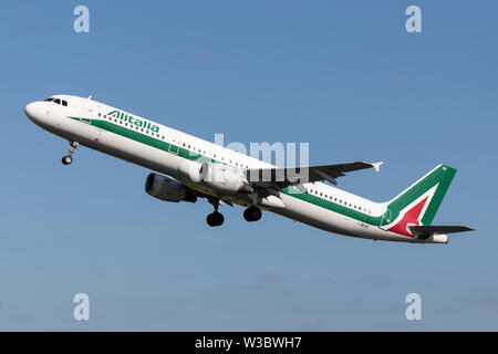 Italienische Alitalia Airbus A 321-100 mit Registrierung Ich - BIXS der Startbahn 36L (Polderbaan) der Flughafen Amsterdam Schiphol. Stockfoto