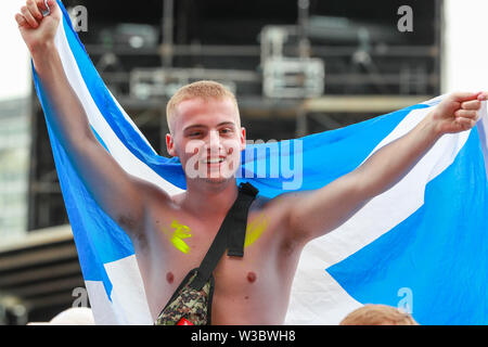 Glasgow, Schottland, Großbritannien. 14. Juli 2019. Tausende von Fans stellte sich heraus auf Glasgow Green, Glasgow, UK in einem heißen Sommer Tag, so dass diese Jahre TRNSMT Festival ausverkauft. Viele der Zuschauer aus allen Teilen des Vereinigten Königreichs gereist und manchmal auch darüber hinaus, nur um die Musik und die Erfahrung der Credit: Findlay/Alamy Leben Nachrichten genießen Stockfoto