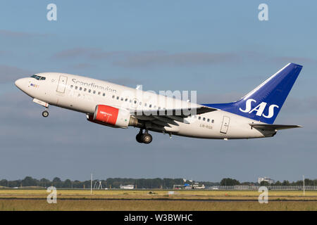 SAS Scandianvian Airlines Boeing 737-600 mit der Registrierung LN-Rgk die Startbahn 36L (Polderbaan) der Flughafen Amsterdam Schiphol. Stockfoto