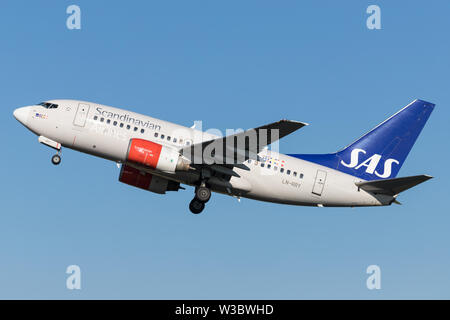 SAS Scandianvian Airlines Boeing 737-600 mit der Registrierung LN-RRY nur Airborne auf dem Amsterdamer Flughafen Schiphol. Stockfoto