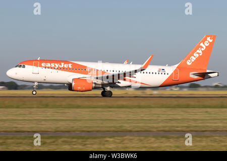 EasyJet Europa Airbus A320-200 mit der Registrierung OE-Ijg nehmen auf auf Start- und Landebahn 36L (Polderbaan) der Flughafen Amsterdam Schiphol. Stockfoto