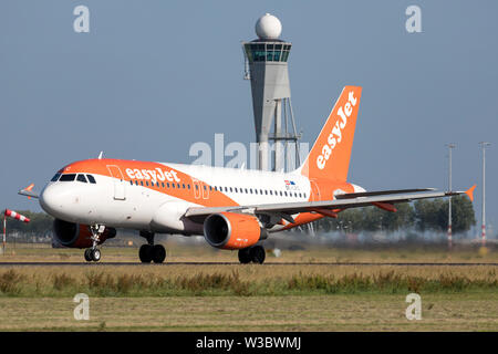 EasyJet Europa Airbus A319-100 mit der Registrierung OE-Lkc die Startbahn 36L (Polderbaan) der Flughafen Amsterdam Schiphol. Stockfoto