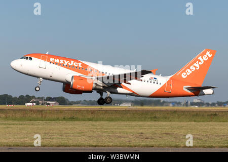 EasyJet Europa Airbus A319-100 mit der Registrierung OE-Lkc die Startbahn 36L (Polderbaan) der Flughafen Amsterdam Schiphol. Stockfoto