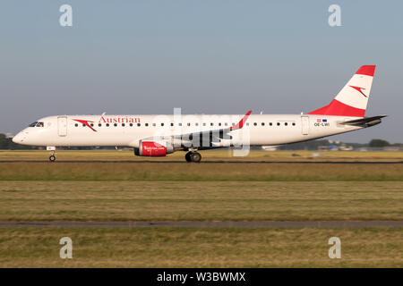 Austrian Airlines Embraer ERJ-195 mit Registrierung OE-LWI auf auf Start- und Landebahn 36L (Polderbaan) der Flughafen Amsterdam Schiphol. Stockfoto