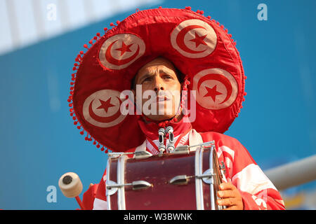 Kairo, Ägypten. 14. Juli, 2019. Tunesien Fans jubeln in der steht vor dem Beginn der Die 2019 Afrika Cup Halbfinale Fußball Match zwischen Senegal und Tunesien am 30. Juni Stadion. Credit: gehad Hamdy/dpa/Alamy leben Nachrichten Stockfoto