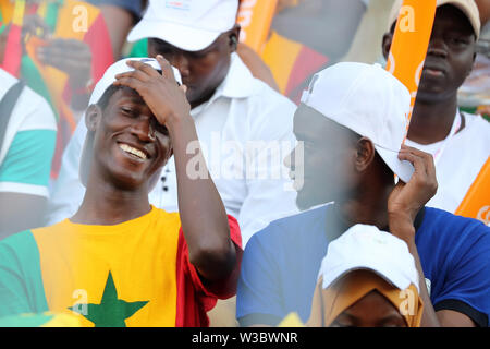 Kairo, Ägypten. 14. Juli, 2019. Senegal Fans jubeln in der steht vor dem Beginn der Die 2019 Afrika Cup Halbfinale Fußball Match zwischen Senegal und Tunesien am 30. Juni Stadion. Credit: gehad Hamdy/dpa/Alamy leben Nachrichten Stockfoto