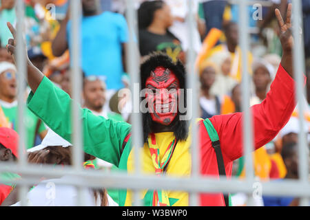 Kairo, Ägypten. 14. Juli, 2019. Senegal Fans jubeln in der steht vor dem Beginn der Die 2019 Afrika Cup Halbfinale Fußball Match zwischen Senegal und Tunesien am 30. Juni Stadion. Credit: gehad Hamdy/dpa/Alamy leben Nachrichten Stockfoto